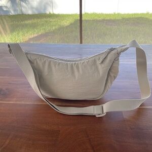 Uniqlo Belt Bag in Light cream